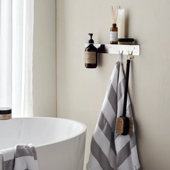 Regal mit Flaschenhalterung und Hakenleiste, Gebürstetes Silber-Finish