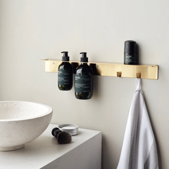 Regal mit Flaschenhalterung und Hakenleiste, Mattes Messing-Finish