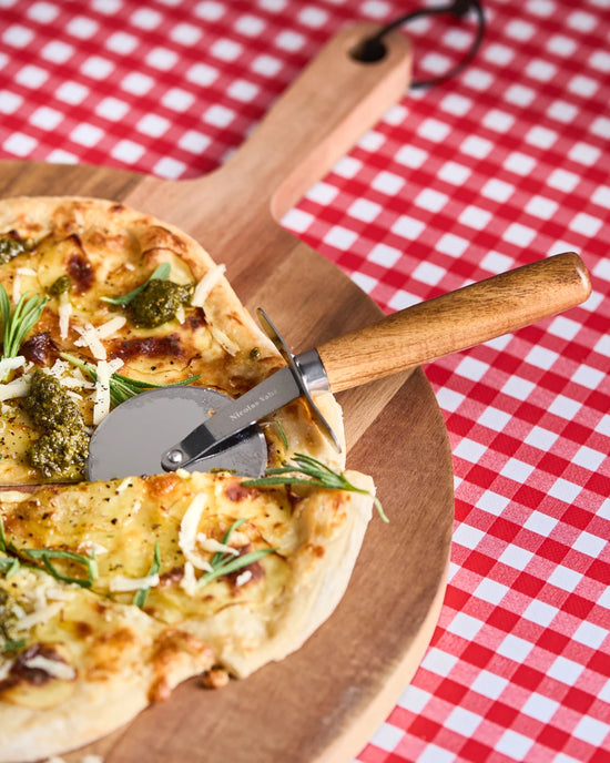 Pizza wheel, Nature