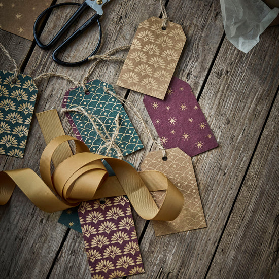 Gift tag w. string, HDSaa, Golden/Green/Burgundy