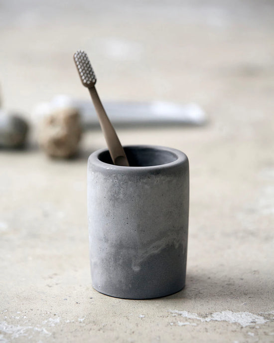 Zahnputzbecher, Cement