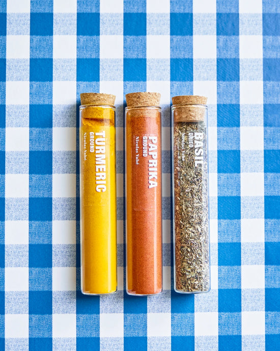 Spices, Basil, paprika chilli, turmeric, 11|42|57 g|g|g